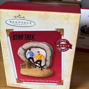 Star Trek Hallmark Keepsake Ornament” the city on the edge of forever” 2004 NIB
